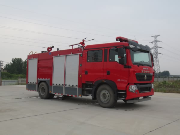 國五重汽干粉水聯用消防車（7噸）：
